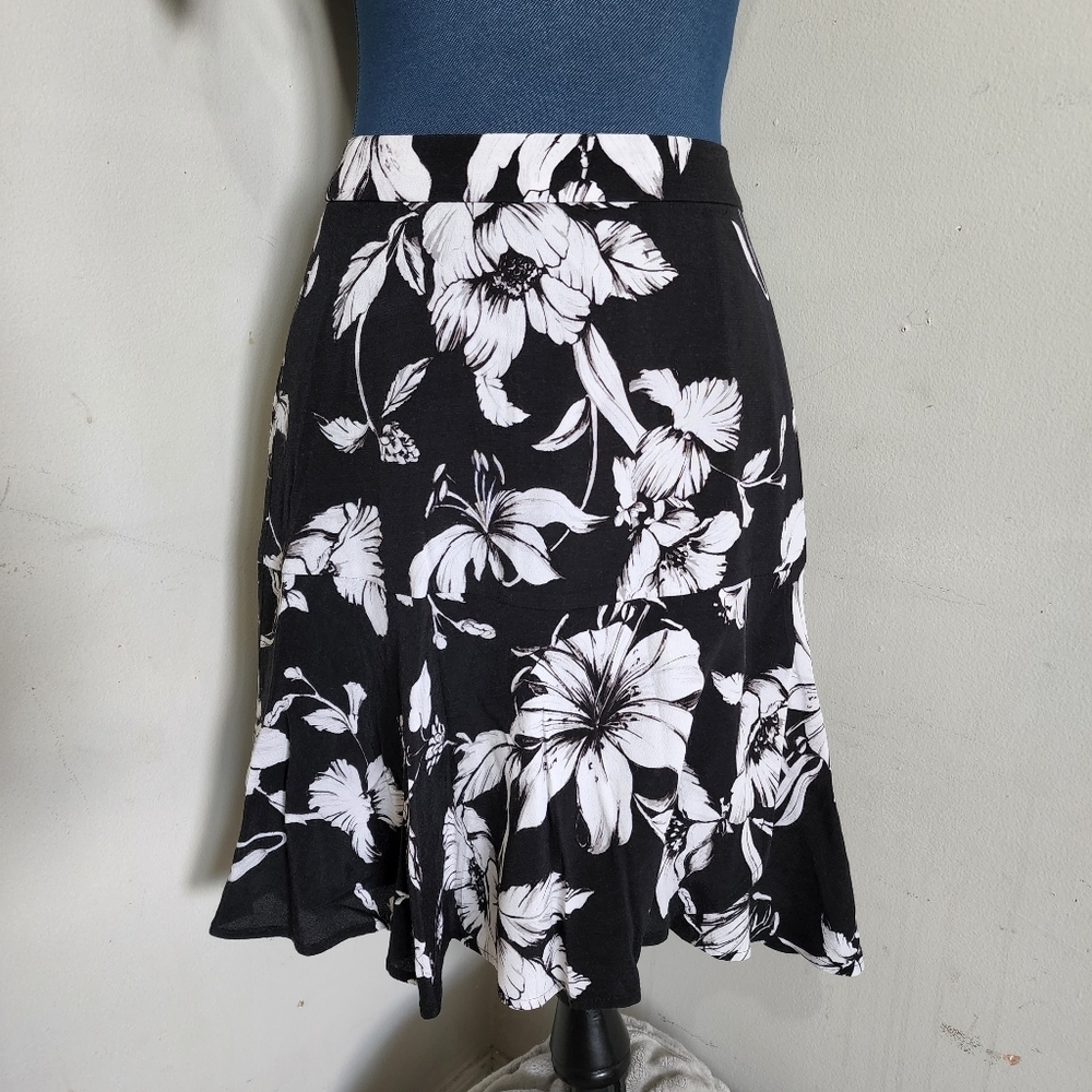 White House Black Market Black & White Floral A-Line Skirt